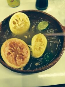Cazuela de barro con la bebida de cítricos y tequila típica de Jalisco