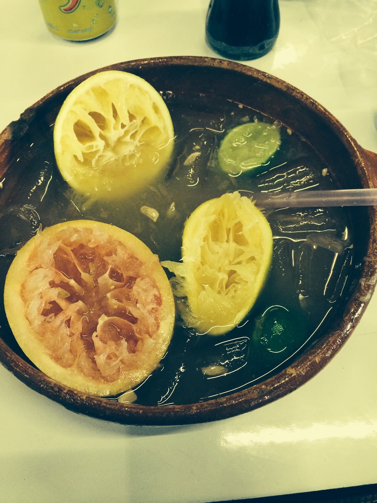 Cazuela de barro con la bebida de cítricos y tequila típica de Jalisco