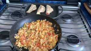 Huevos a la mexicana con quesadillas, comida de diario