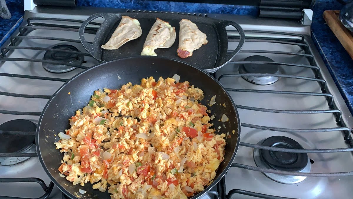 Huevos a la mexicana con quesadillas, comida de diario