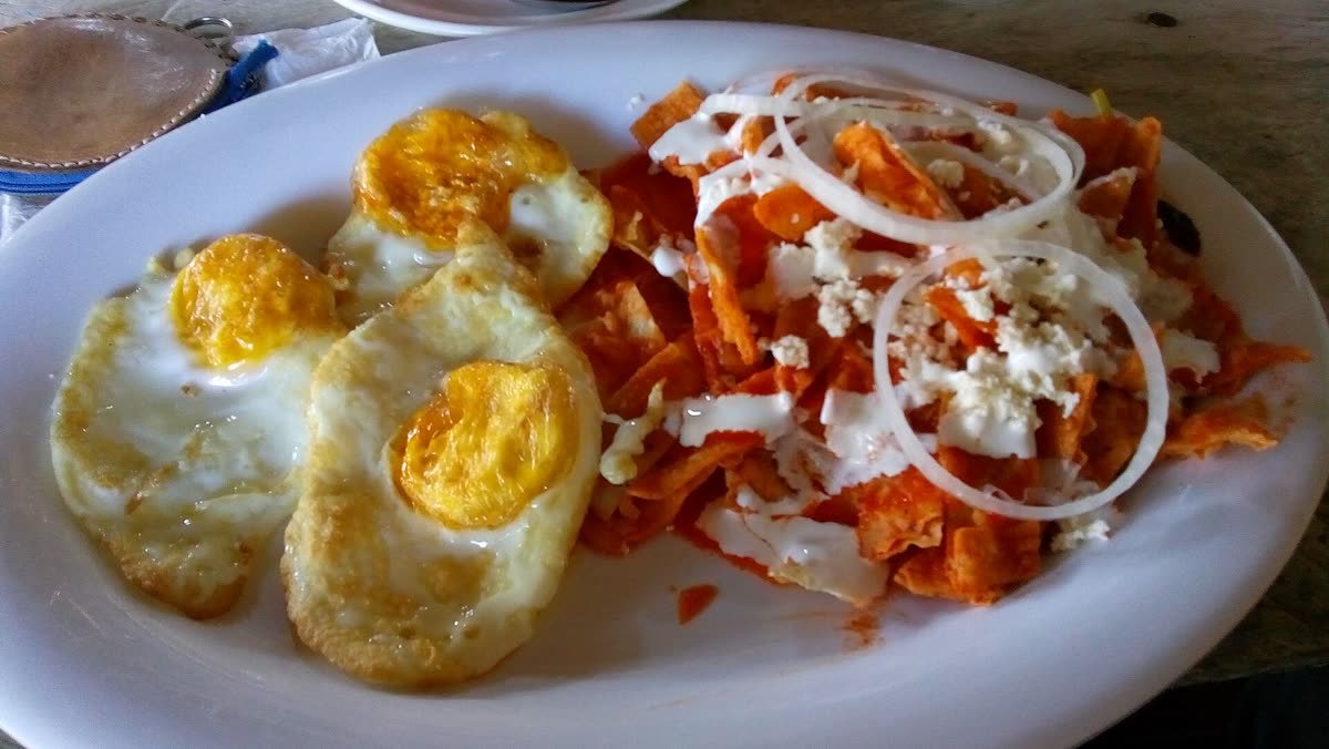 Desayuno mexicano servido en plato