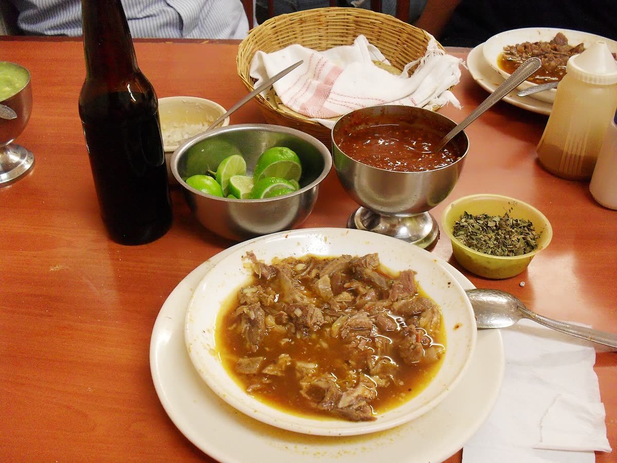 Plato de birria con consomé