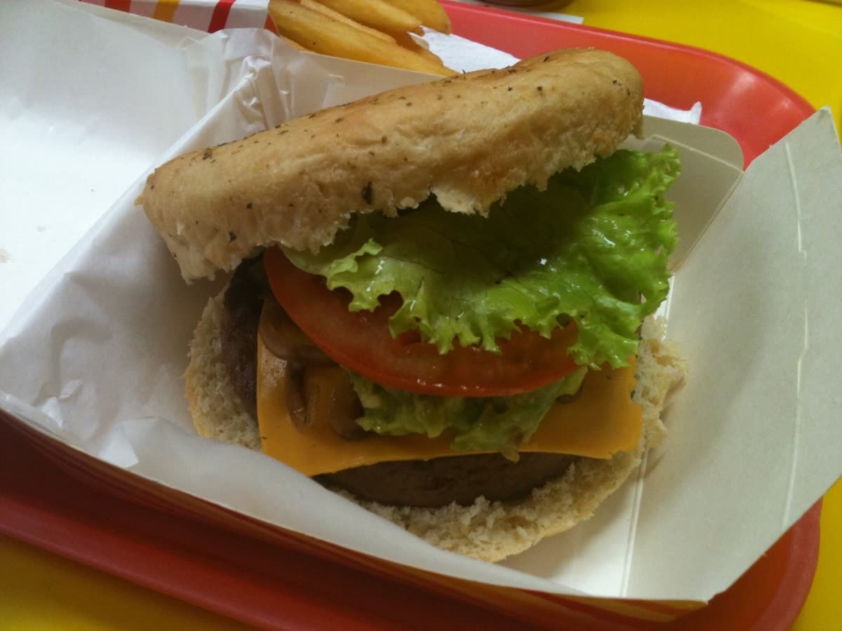 Hamburguesa preparada al estilo mexicano