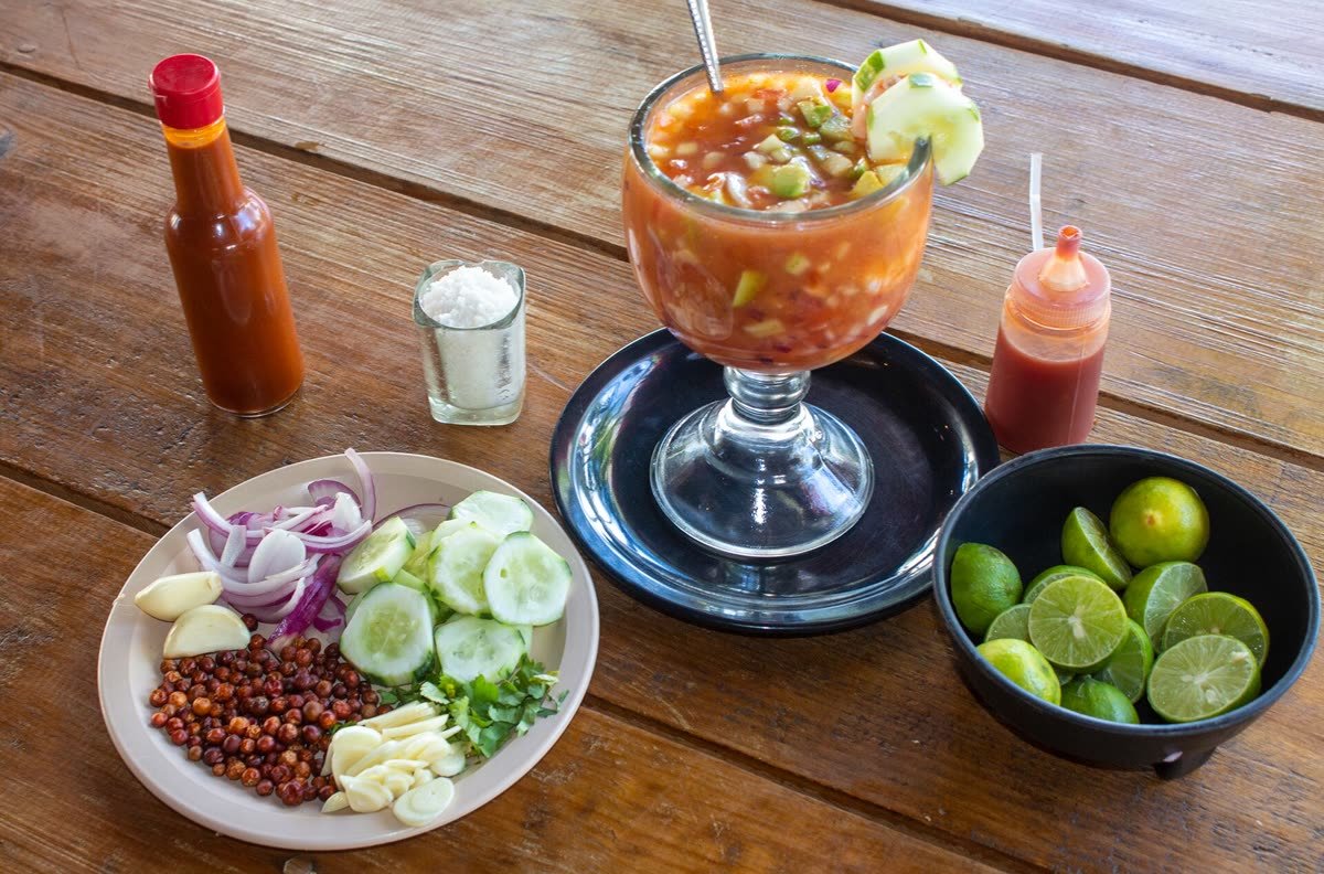 Cóctel de camarón servido en copa con salsa y aguacate