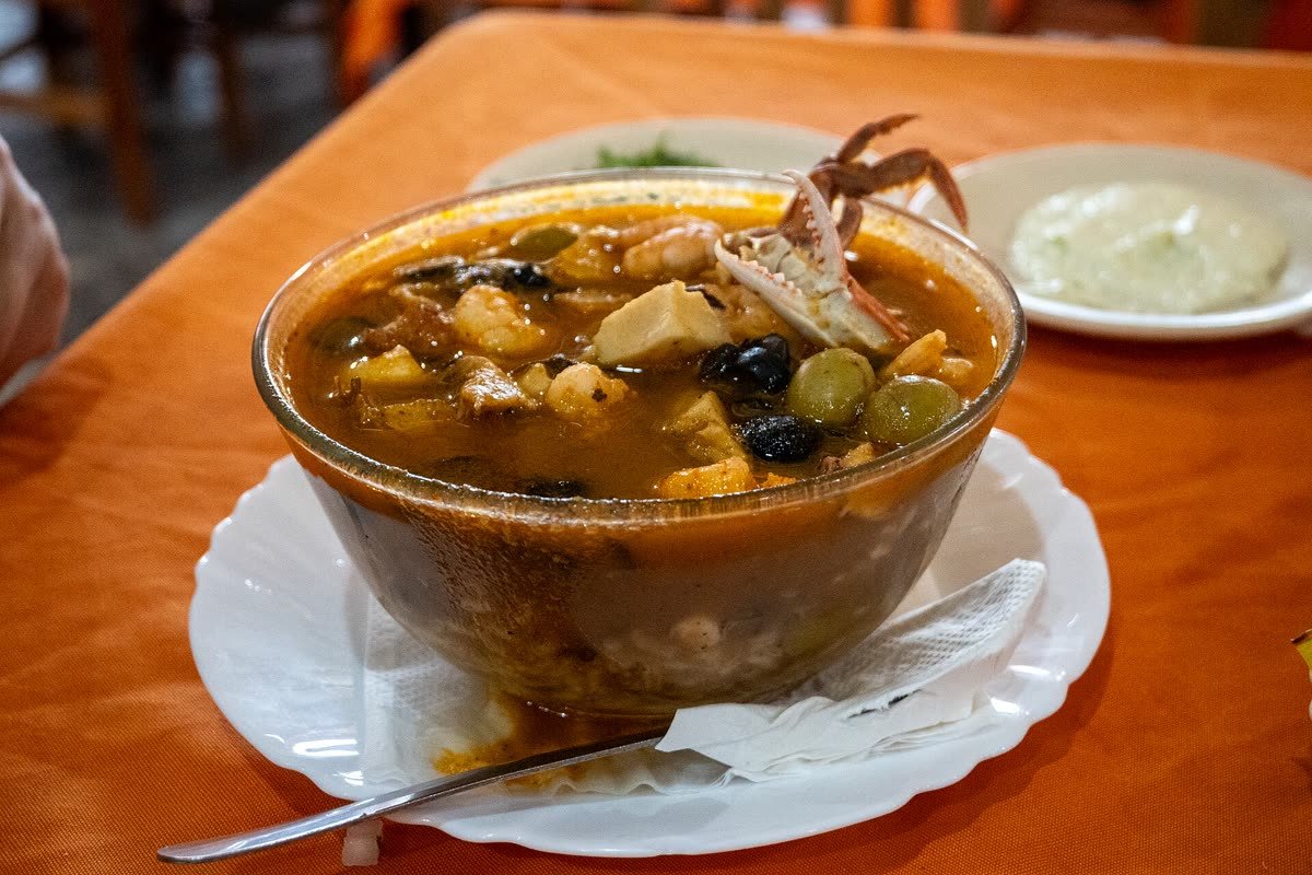 Caldo de pescado servido en plato hondo