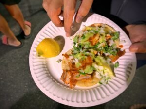 Tacos al pastor recién servidos con piña y cilantro