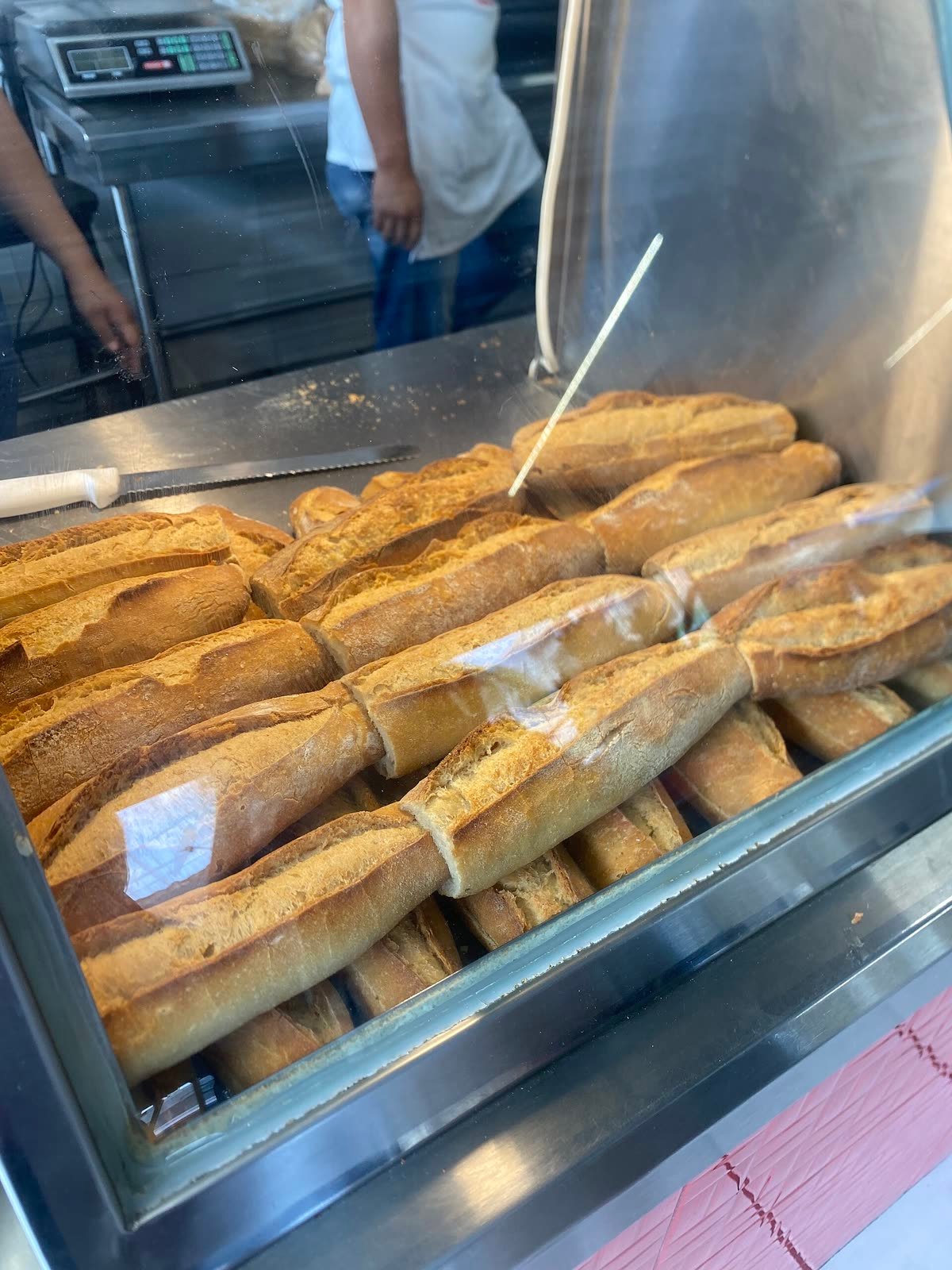 Torta ahogada bañada en salsa de jitomate y chile